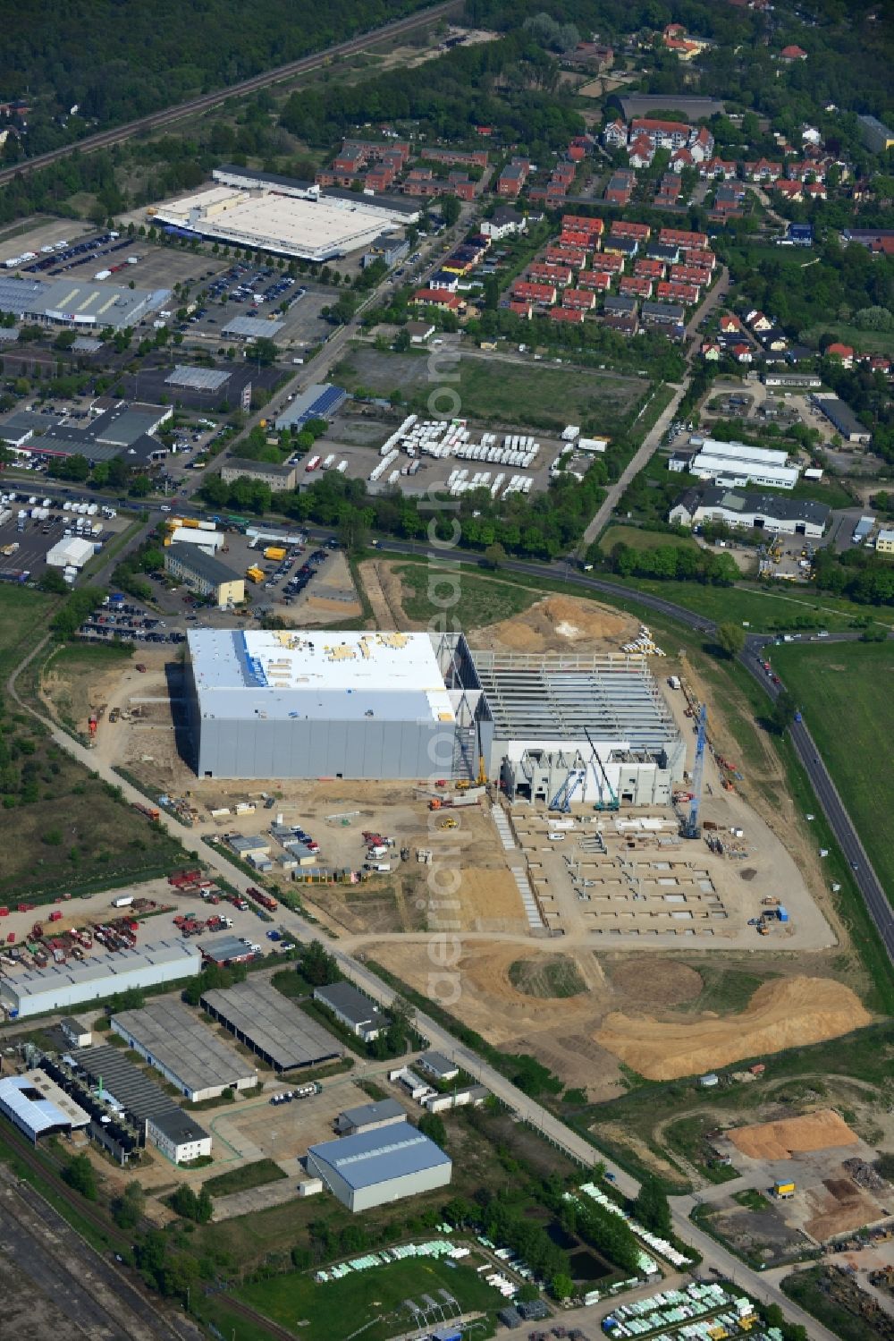 Hoppegarten from the bird's eye view: View of the new construction of the Europazentrale Clinton in Hoppegarten in the state of Brandenburg