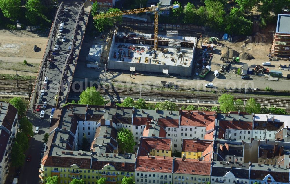 Berlin, Neukölln from the bird's eye view: Construction site for construction of a 3-field sports hall between Herta Herta road and bridge in the Neukoelln district of Berlin