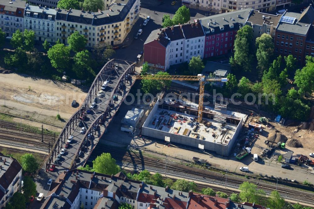 Aerial image Berlin, Neukölln - Construction site for construction of a 3-field sports hall between Herta Herta road and bridge in the Neukoelln district of Berlin