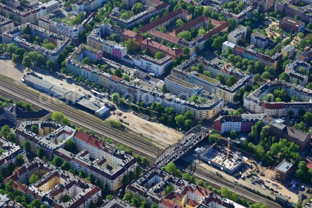 Aerial photograph Berlin, Neukölln - Construction site for construction of a 3-field sports hall between Herta Herta road and bridge in the Neukoelln district of Berlin