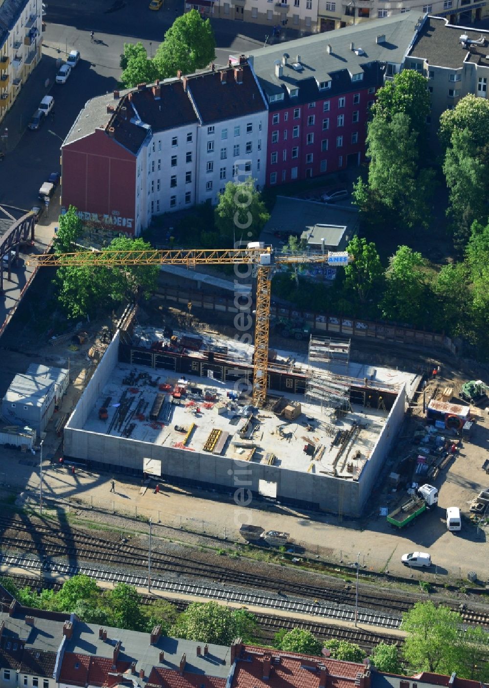 Berlin, Neukölln from above - Construction site for construction of a 3-field sports hall between Herta Herta road and bridge in the Neukoelln district of Berlin