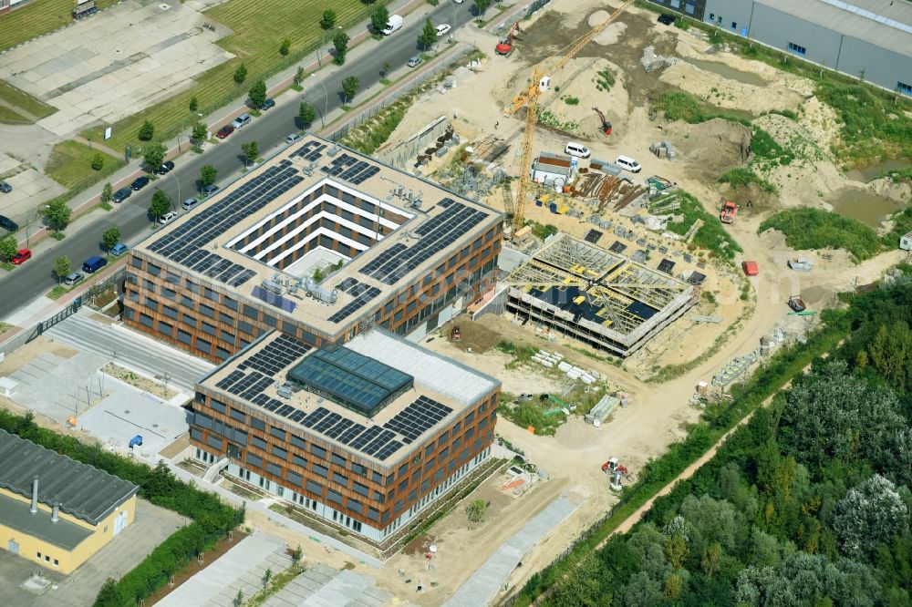 Berlin from the bird's eye view: Construction site of the new company building of Flexim GmbH with a wooden facade on Boxberger Strasse in the district of Marzahn-Hellersdorf in Berlin