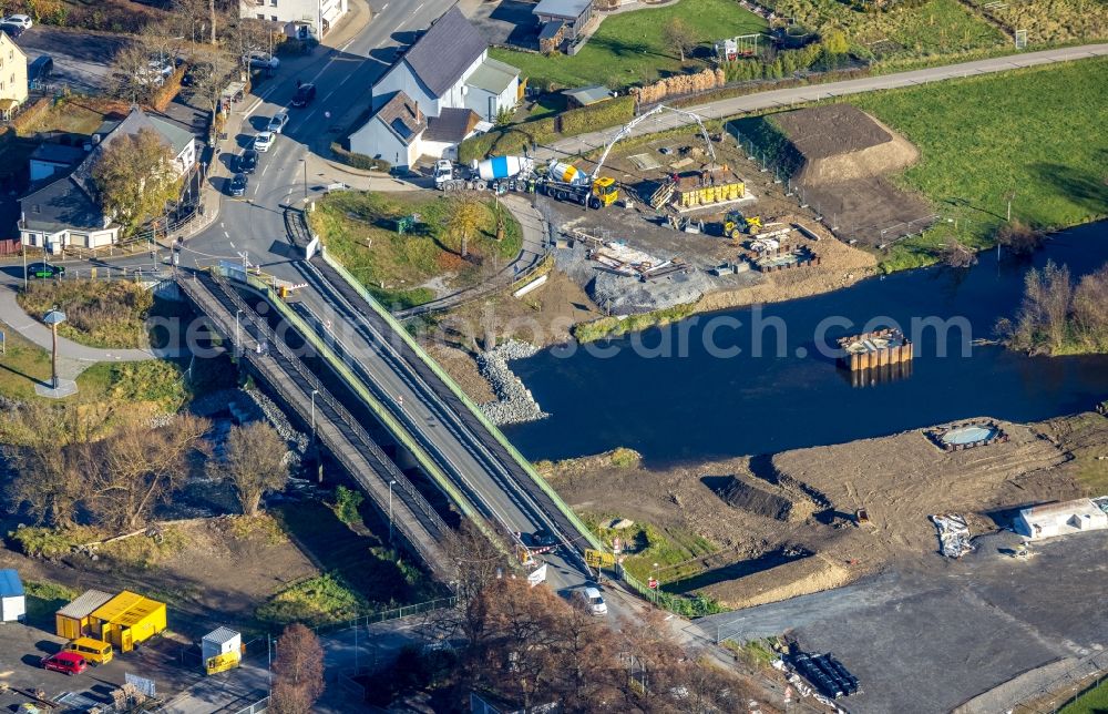 Aerial photograph Arnsberg - Construction site for the new construction of the river - bridge construction Dinscheder Bruecke on the Gloesinger Strasse over the Ruhr in the district of Oeventrop in the district Oeventrop in Arnsberg in the federal state North Rhine-Westphalia