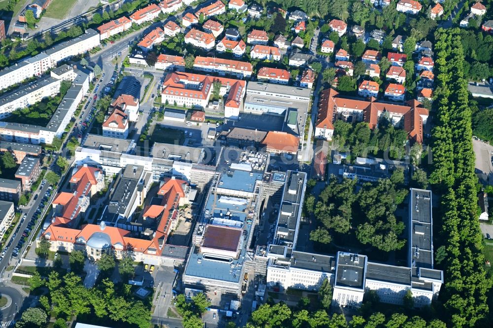 Rostock from above - Construction site company Schaelerbau for the new building of a functional building at the Campus Schillingallee in the district Hansaviertel in Rostock in the state Mecklenburg - Western Pomerania