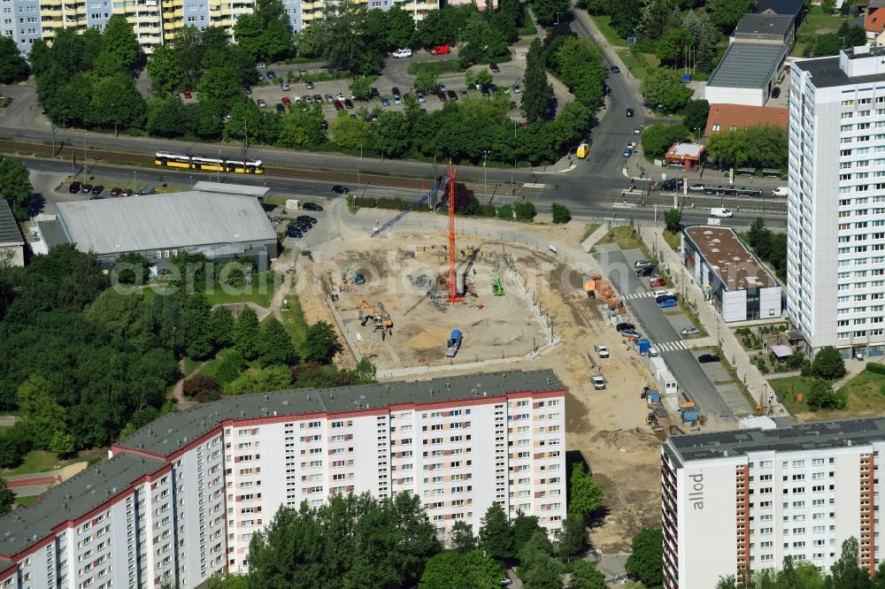 Berlin from the bird's eye view: New construction of the building complex of the shopping center Am Anger on Allee of Kosmonauten - Baerensteinstrasse in the district Marzahn in Berlin, Germany