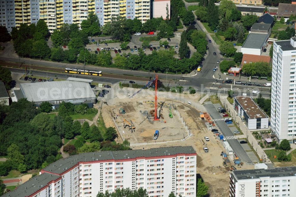 Aerial image Berlin - New construction of the building complex of the shopping center Am Anger on Allee of Kosmonauten - Baerensteinstrasse in the district Marzahn in Berlin, Germany