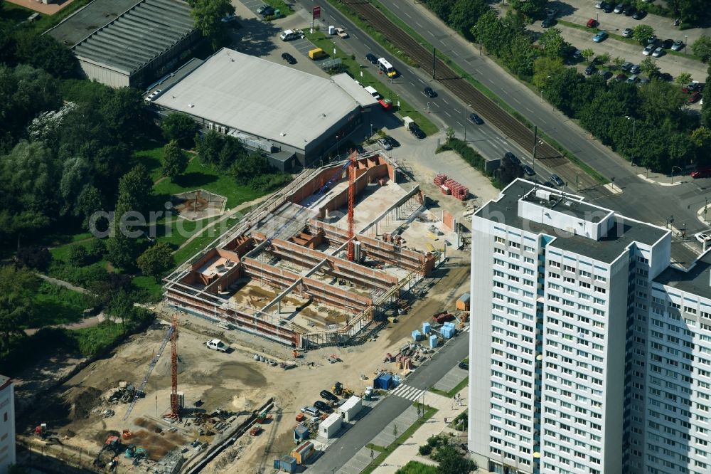 Berlin from the bird's eye view: New construction of the building complex of the shopping center Am Anger on Allee of Kosmonauten - Baerensteinstrasse in the district Marzahn in Berlin, Germany