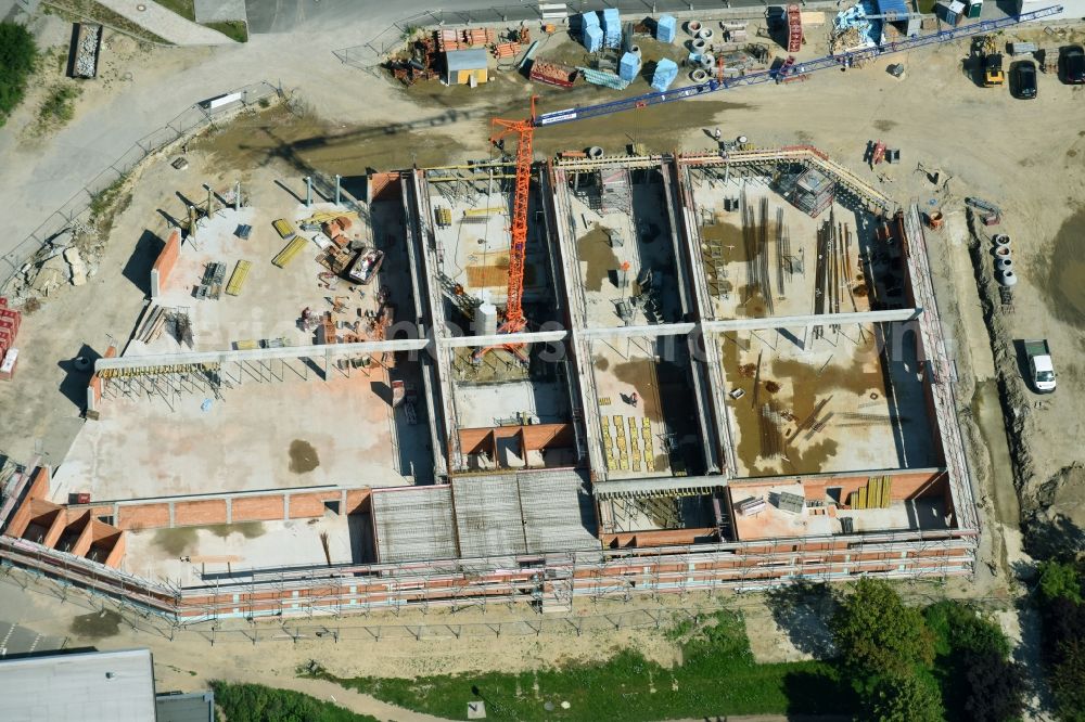 Aerial photograph Berlin - New construction of the building complex of the shopping center Am Anger on Allee of Kosmonauten - Baerensteinstrasse in the district Marzahn in Berlin, Germany