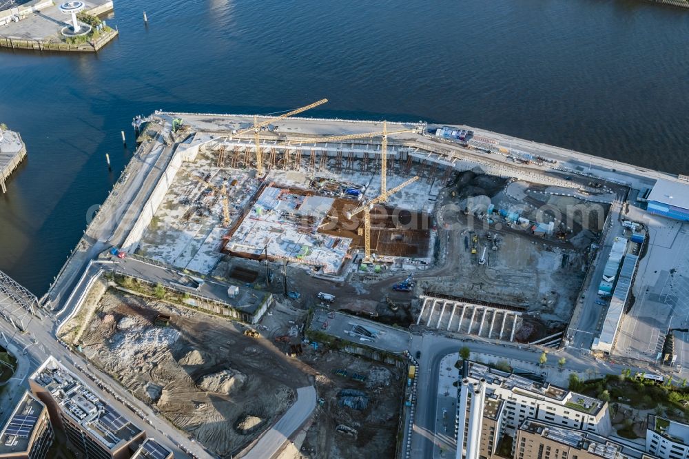 Hamburg from above - New construction of the building complex of the shopping center Bau for the Erweiterung of Ueberseequartiers on Chicagokai - Osakaallee in the district Hafencity in Hamburg, Germany