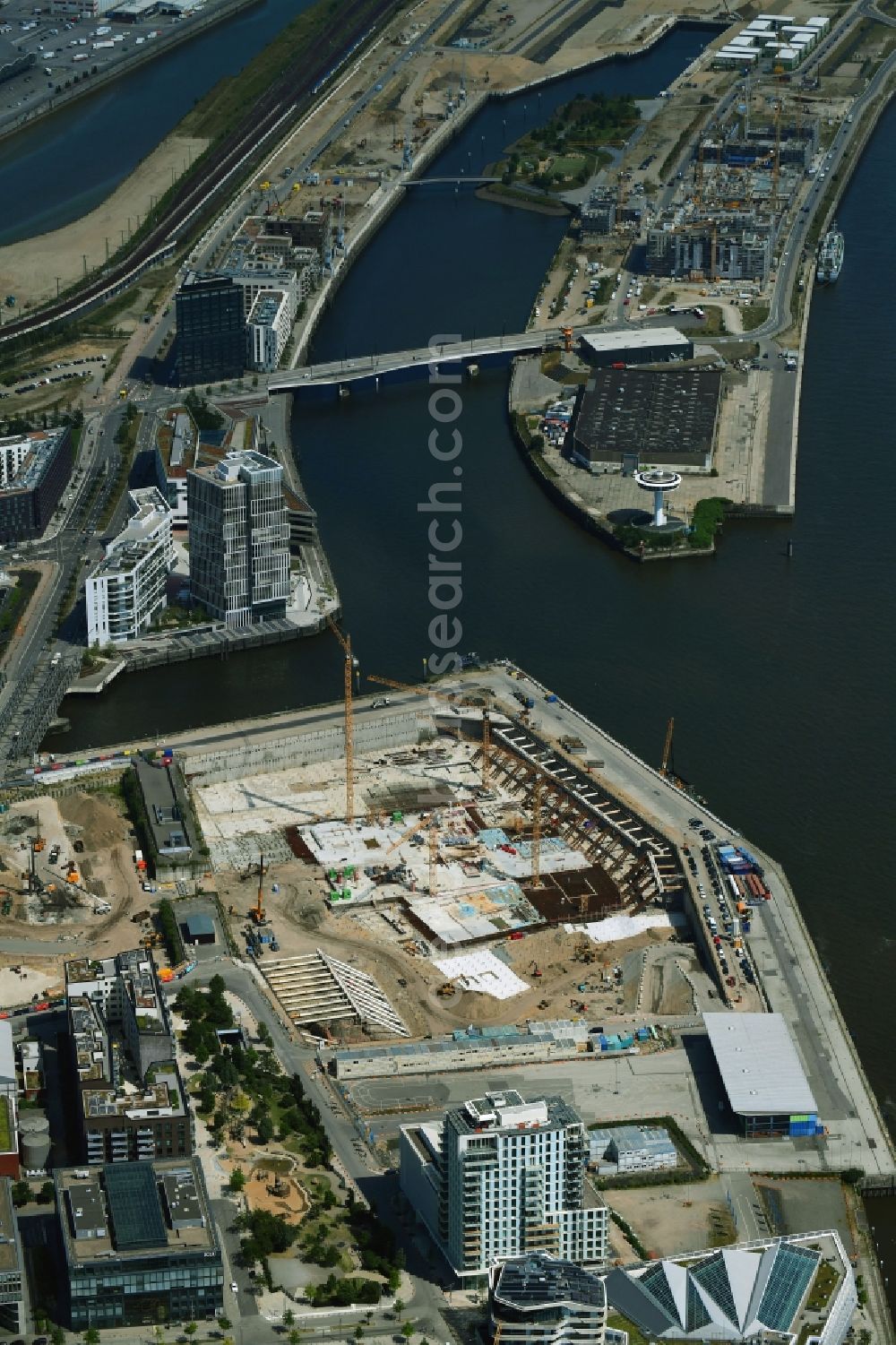 Hamburg from the bird's eye view: New construction of the building complex of the shopping center Bau for the Erweiterung of Ueberseequartiers on Chicagokai - Osakaallee in the district Hafencity in Hamburg, Germany