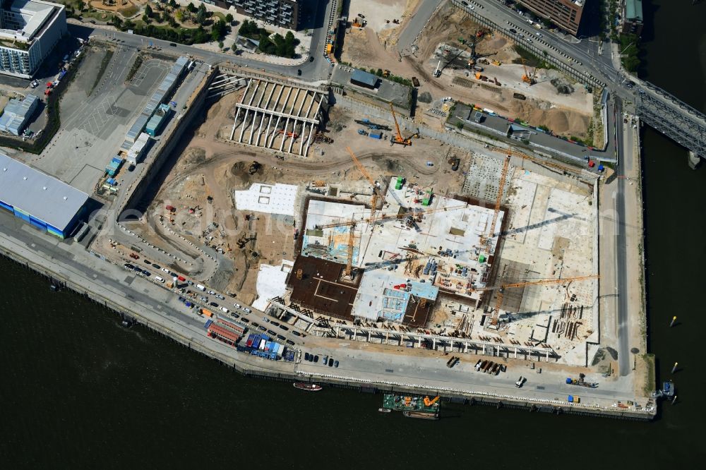 Hamburg from the bird's eye view: New construction of the building complex of the shopping center Bau for the Erweiterung of Ueberseequartiers on Chicagokai - Osakaallee in the district Hafencity in Hamburg, Germany