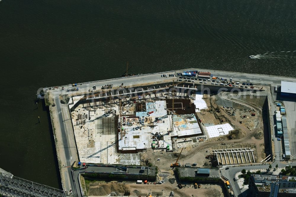 Hamburg from the bird's eye view: New construction of the building complex of the shopping center Bau for the Erweiterung of Ueberseequartiers on Chicagokai - Osakaallee in the district Hafencity in Hamburg, Germany