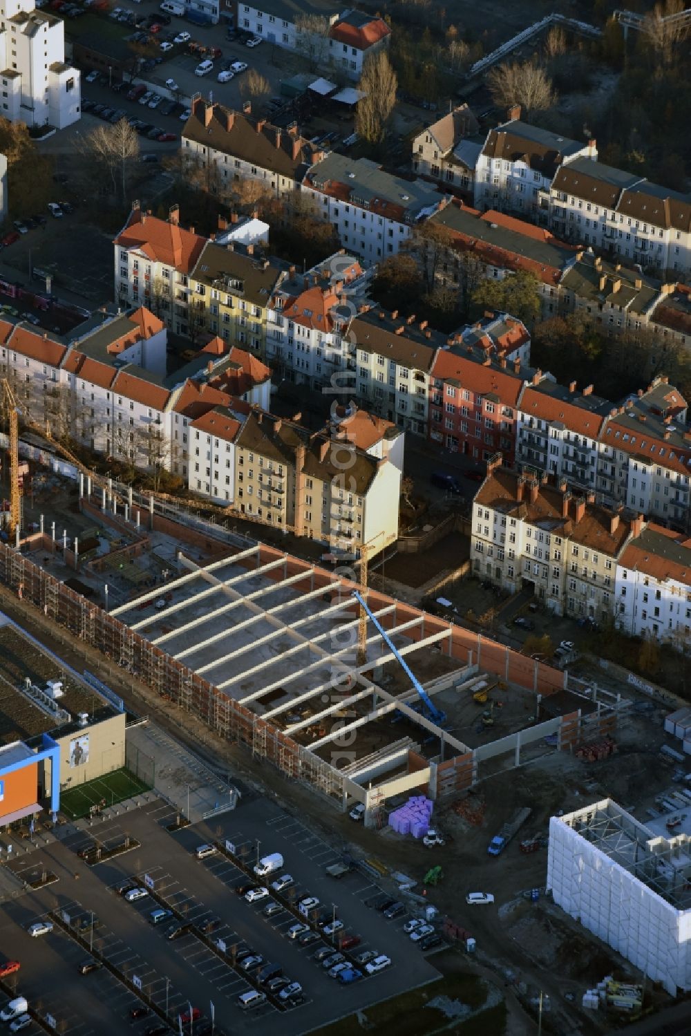 Aerial image Berlin - Construction site for the new building complex of the shopping center at Brueckenstrasse in the district of Schoeneweide in Berlin