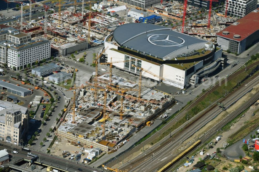 Aerial photograph Berlin - New construction of the building complex of the shopping center East Side Mall of Freo Group on Tamara-Danz-Strasse on Anschutz - Areal in the district Bezirk Friedrichshain-Kreuzberg in Berlin, Germany