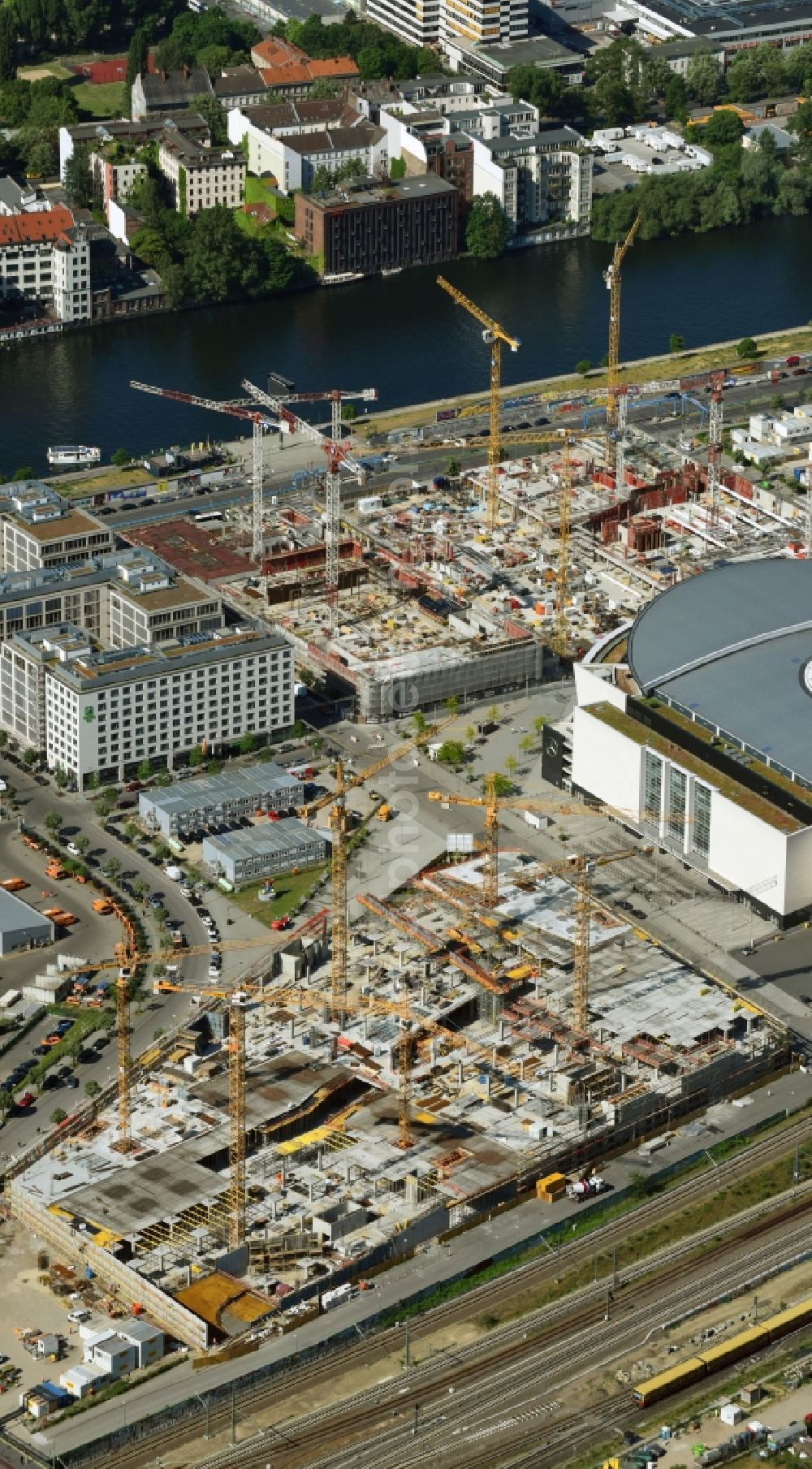 Aerial photograph Berlin - New construction of the building complex of the shopping center East Side Mall of Freo Group on Tamara-Danz-Strasse on Anschutz - Areal in the district Bezirk Friedrichshain-Kreuzberg in Berlin, Germany