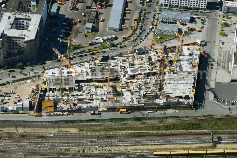 Aerial image Berlin - New construction of the building complex of the shopping center East Side Mall of Freo Group on Tamara-Danz-Strasse on Anschutz - Areal in the district Bezirk Friedrichshain-Kreuzberg in Berlin, Germany