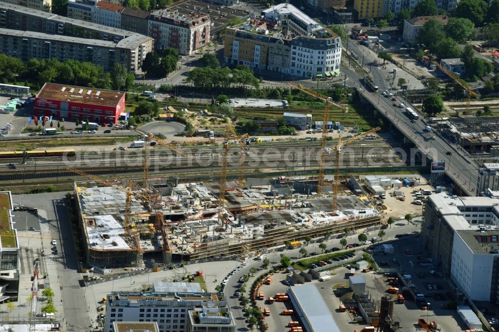 Berlin from the bird's eye view: New construction of the building complex of the shopping center East Side Mall of Freo Group on Tamara-Danz-Strasse on Anschutz - Areal in the district Bezirk Friedrichshain-Kreuzberg in Berlin, Germany