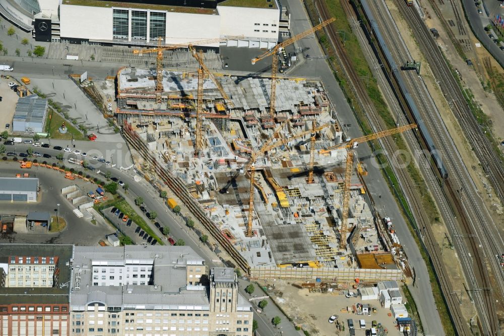 Aerial photograph Berlin - New construction of the building complex of the shopping center East Side Mall of Freo Group on Tamara-Danz-Strasse on Anschutz - Areal in the district Bezirk Friedrichshain-Kreuzberg in Berlin, Germany