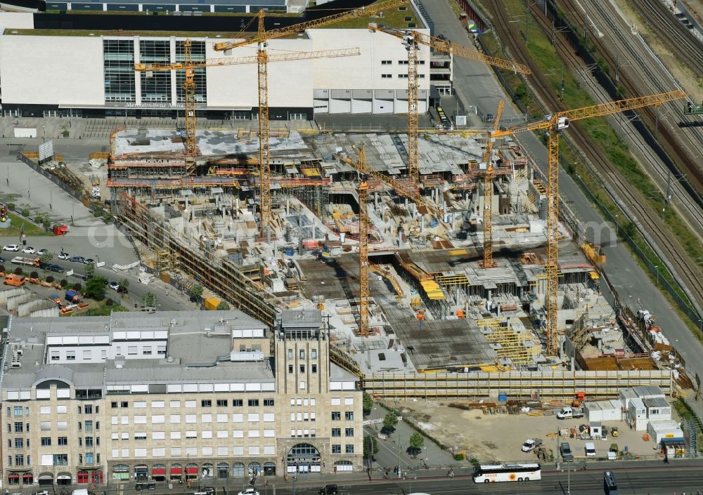 Berlin from the bird's eye view: New construction of the building complex of the shopping center East Side Mall of Freo Group on Tamara-Danz-Strasse on Anschutz - Areal in the district Bezirk Friedrichshain-Kreuzberg in Berlin, Germany