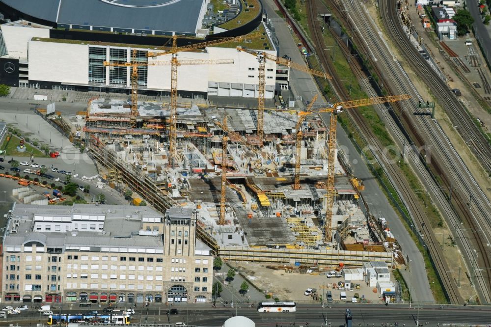 Aerial image Berlin - New construction of the building complex of the shopping center East Side Mall of Freo Group on Tamara-Danz-Strasse on Anschutz - Areal in the district Bezirk Friedrichshain-Kreuzberg in Berlin, Germany