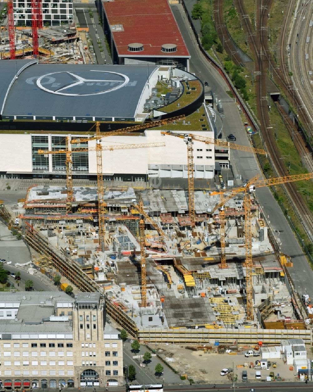 Aerial photograph Berlin - New construction of the building complex of the shopping center East Side Mall of Freo Group on Tamara-Danz-Strasse on Anschutz - Areal in the district Bezirk Friedrichshain-Kreuzberg in Berlin, Germany