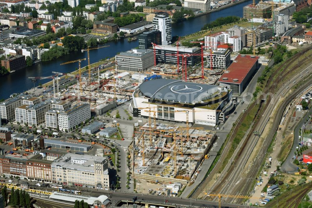 Berlin from the bird's eye view: New construction of the building complex of the shopping center East Side Mall of Freo Group on Tamara-Danz-Strasse on Anschutz - Areal in the district Bezirk Friedrichshain-Kreuzberg in Berlin, Germany