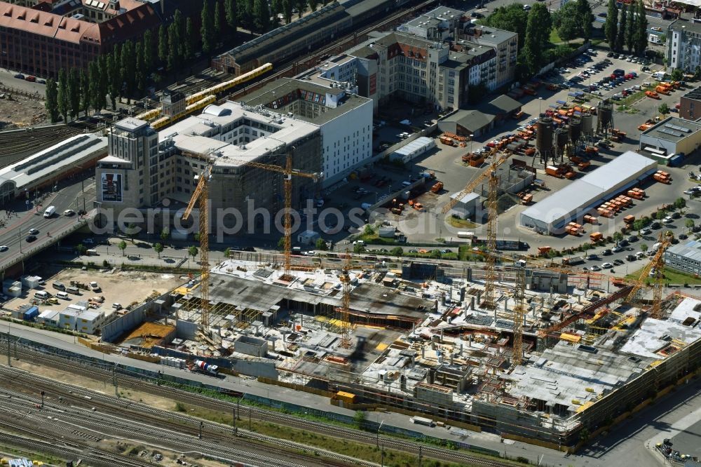 Aerial photograph Berlin - New construction of the building complex of the shopping center East Side Mall of Freo Group on Tamara-Danz-Strasse on Anschutz - Areal in the district Bezirk Friedrichshain-Kreuzberg in Berlin, Germany