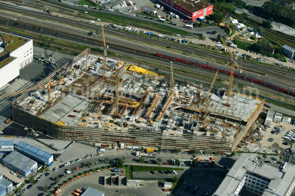 Berlin from the bird's eye view: New construction of the building complex of the shopping center East Side Mall of Freo Group on Tamara-Danz-Strasse on Anschutz - Areal in the district Bezirk Friedrichshain-Kreuzberg in Berlin, Germany