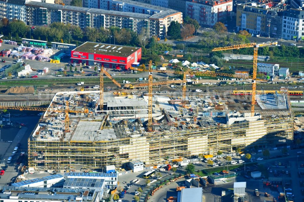 Aerial photograph Berlin - New construction of the building complex of the shopping center East Side Mall of Freo Group on Tamara-Danz-Strasse on Anschutz - Areal in the district Bezirk Friedrichshain-Kreuzberg in Berlin, Germany