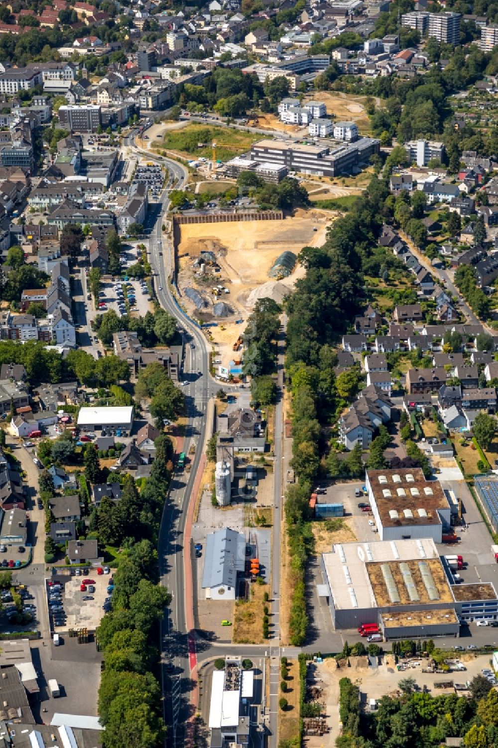 Aerial photograph Heiligenhaus - New construction of the building complex of the shopping center Forum Hitzbleck of HBB Hanseatische Betreuungs- and Beteiligungsgesellschaft mbH on Westfalenstrasse in Heiligenhaus in the state North Rhine-Westphalia, Germany