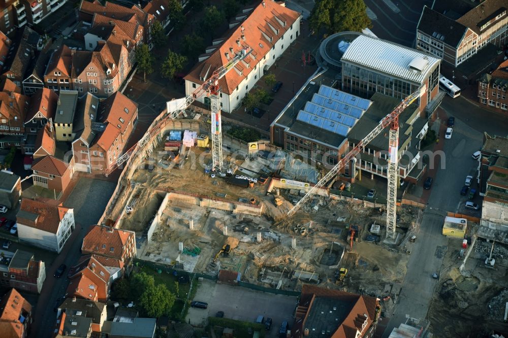 Aerial photograph Stade - New construction of the building complex of the shopping center GESCHAeFTSHAUS NEUER PFERDEMARKT in Stade in the state Lower Saxony. On the demolition surface of a former Hertie department store, the building contractor Baresel GmbH developed an attractive new building for the MATRIX Immobilien GmbH, based on designs by the architecture firm of Buttge