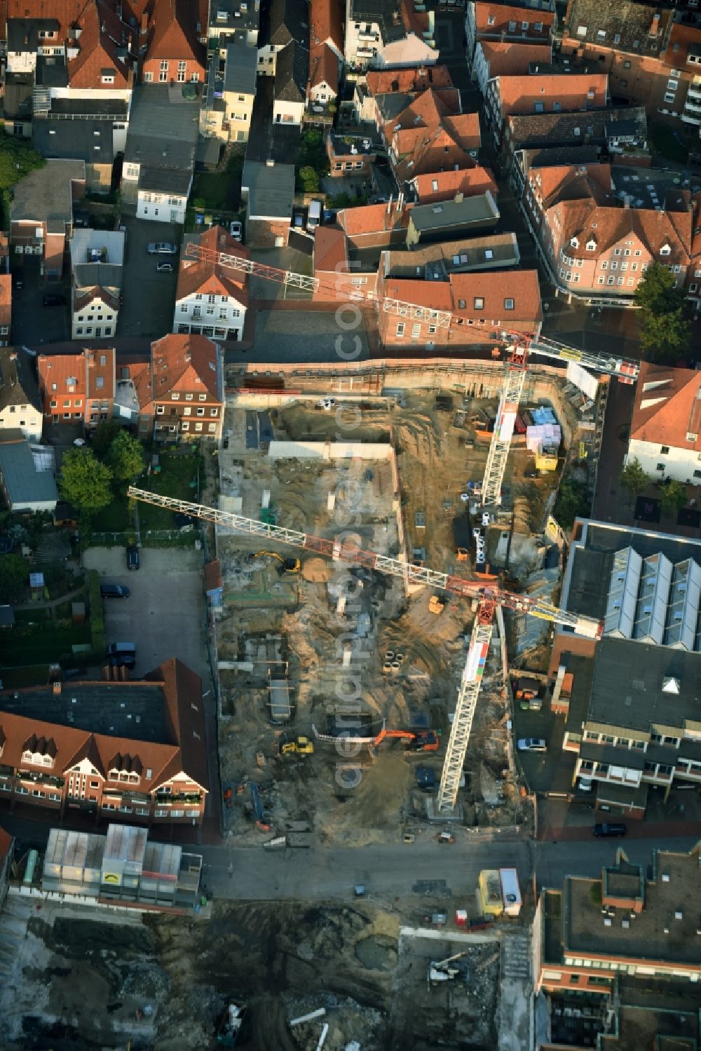 Aerial photograph Stade - New construction of the building complex of the shopping center GESCHAeFTSHAUS NEUER PFERDEMARKT in Stade in the state Lower Saxony. On the demolition surface of a former Hertie department store, the building contractor Baresel GmbH developed an attractive new building for the MATRIX Immobilien GmbH, based on designs by the architecture firm of Buttge