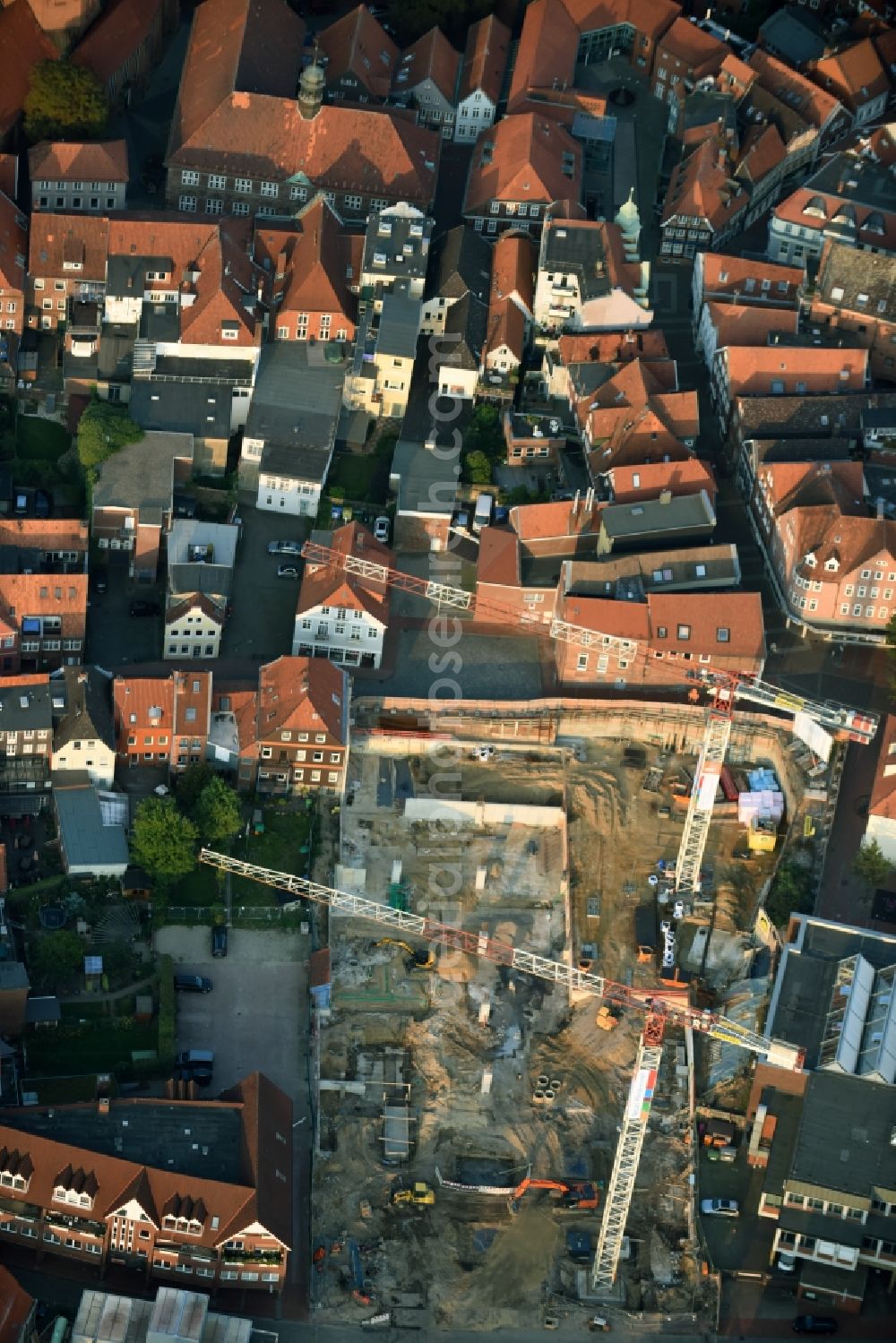 Stade from above - New construction of the building complex of the shopping center GESCHAeFTSHAUS NEUER PFERDEMARKT in Stade in the state Lower Saxony. On the demolition surface of a former Hertie department store, the building contractor Baresel GmbH developed an attractive new building for the MATRIX Immobilien GmbH, based on designs by the architecture firm of Buttge