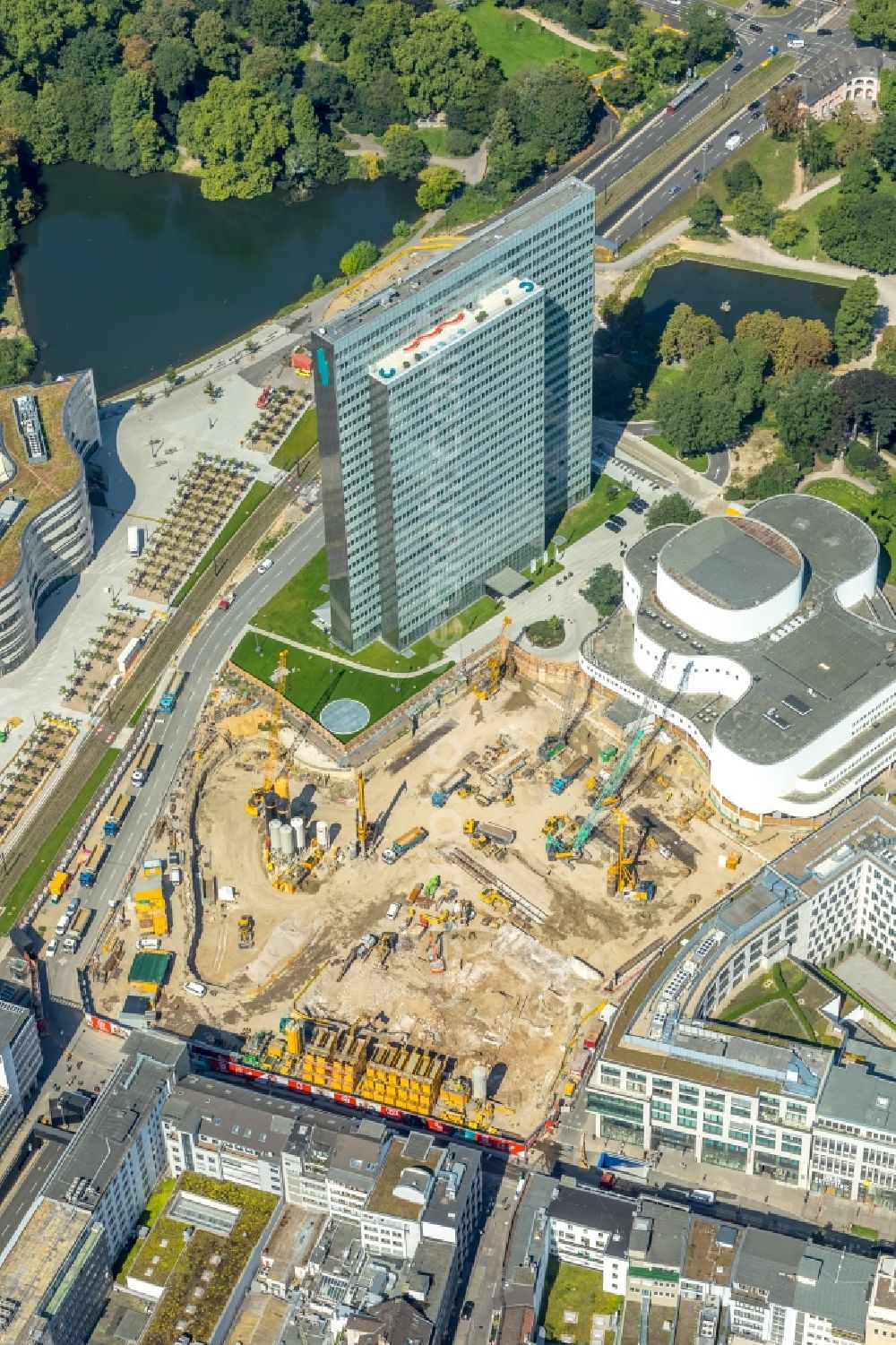 Düsseldorf from the bird's eye view: New construction of the building complex of the shopping center Ingenhoven-Tal - Koebogen 2 on Gustaf-Gruendgens-Place in Duesseldorf in the state North Rhine-Westphalia, Germany