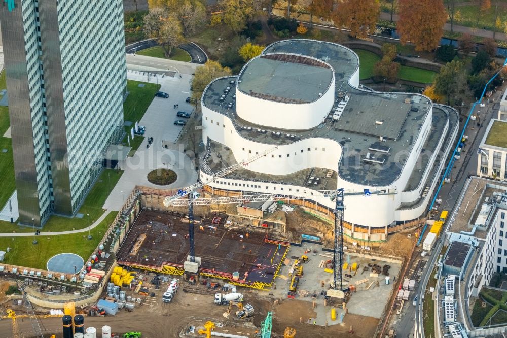 Düsseldorf from the bird's eye view: New construction of the building complex of the shopping center Ingenhoven-Tal - Koebogen 2 on Gustaf-Gruendgens-Place in Duesseldorf in the state North Rhine-Westphalia, Germany