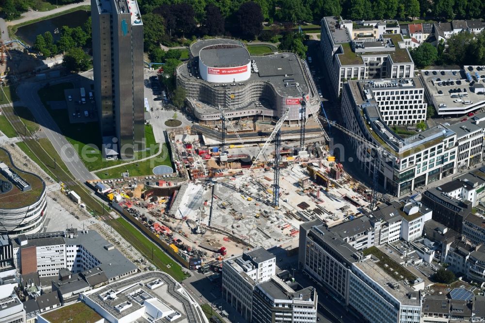 Düsseldorf from the bird's eye view: New construction of the building complex of the shopping center Ingenhoven-Tal - Koebogen 2 on Gustaf-Gruendgens-Place in Duesseldorf in the state North Rhine-Westphalia, Germany