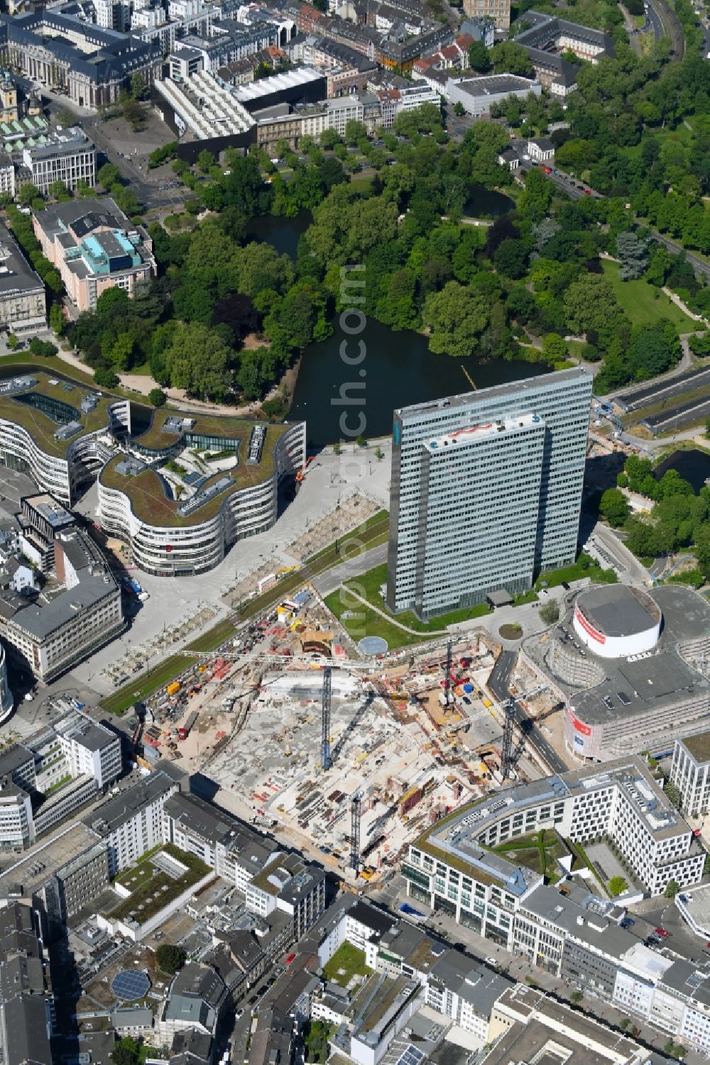 Düsseldorf from the bird's eye view: New construction of the building complex of the shopping center Ingenhoven-Tal - Koebogen 2 on Gustaf-Gruendgens-Place in Duesseldorf in the state North Rhine-Westphalia, Germany