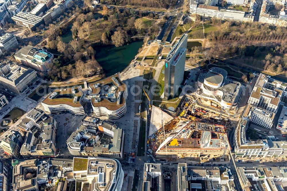 Düsseldorf from the bird's eye view: New construction of the building complex of the shopping center Ingenhoven-Tal - Koebogen 2 on Gustaf-Gruendgens-Place in Duesseldorf in the state North Rhine-Westphalia, Germany