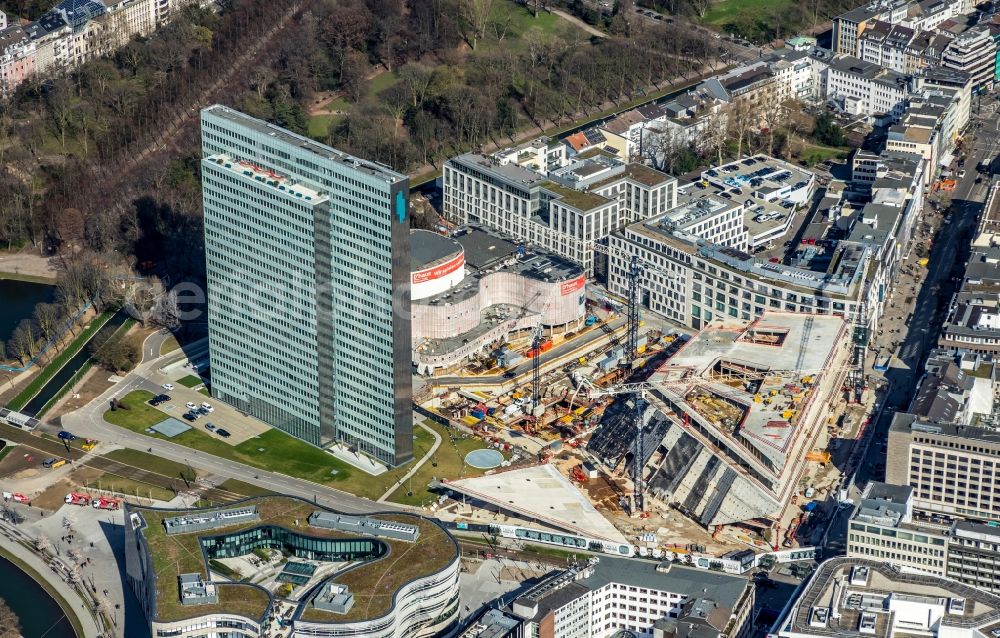 Düsseldorf from the bird's eye view: New construction of the building complex of the shopping center Ingenhoven-Tal - Koebogen 2 on Gustaf-Gruendgens-Place in Duesseldorf in the state North Rhine-Westphalia, Germany