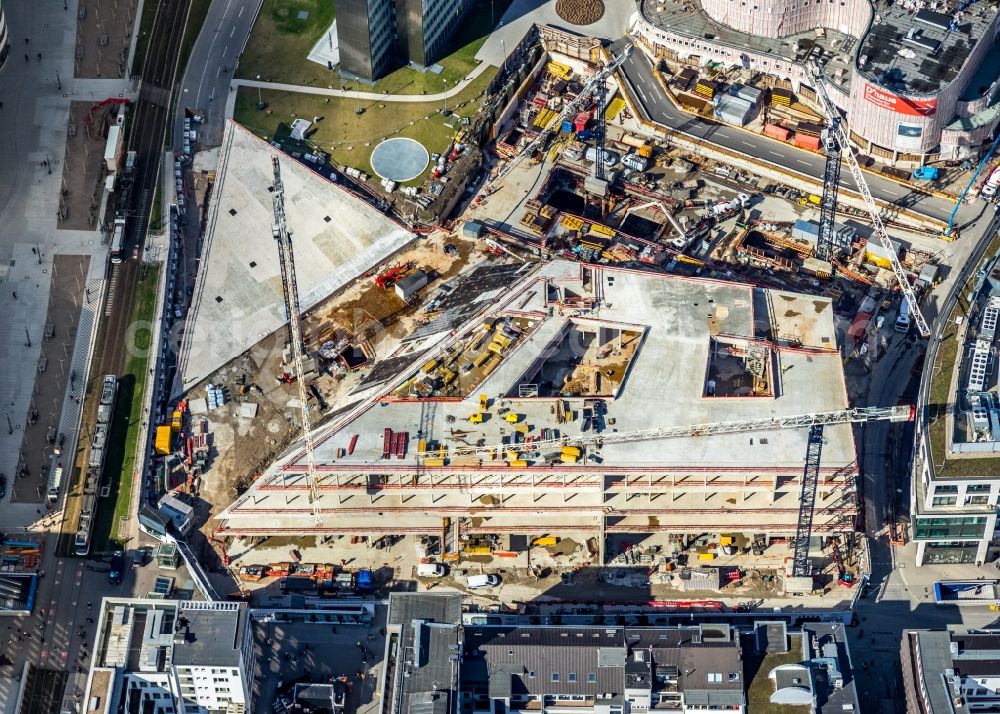 Düsseldorf from the bird's eye view: New construction of the building complex of the shopping center Ingenhoven-Tal - Koebogen 2 on Gustaf-Gruendgens-Place in Duesseldorf in the state North Rhine-Westphalia, Germany