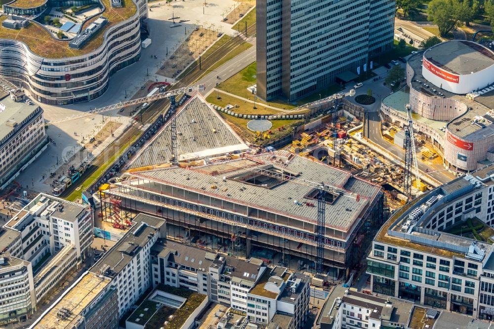 Düsseldorf from the bird's eye view: New construction of the building complex of the shopping center Ingenhoven-Tal - Koebogen 2 on Gustaf-Gruendgens-Place in Duesseldorf in the state North Rhine-Westphalia, Germany