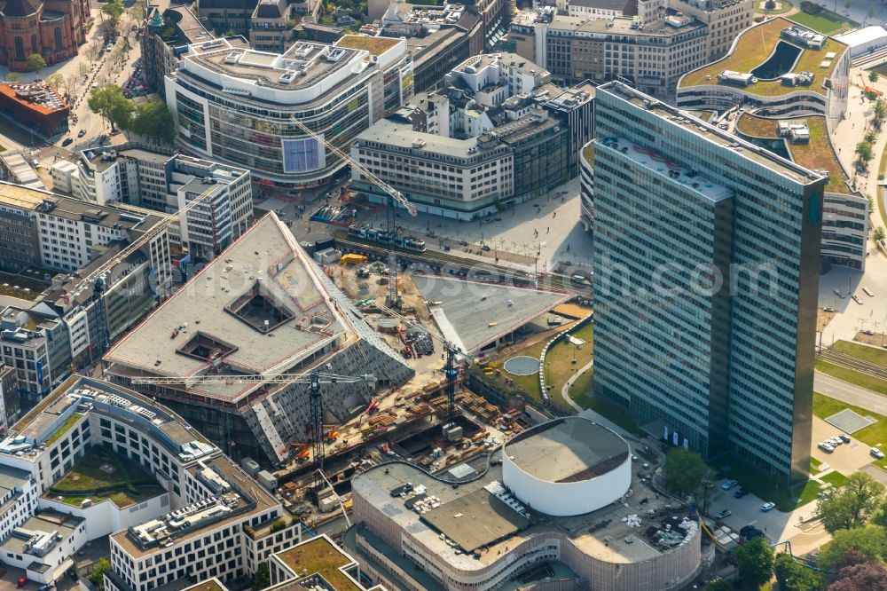 Düsseldorf from the bird's eye view: New construction of the building complex of the shopping center Ingenhoven-Tal - Koebogen 2 on Gustaf-Gruendgens-Place in Duesseldorf in the state North Rhine-Westphalia, Germany