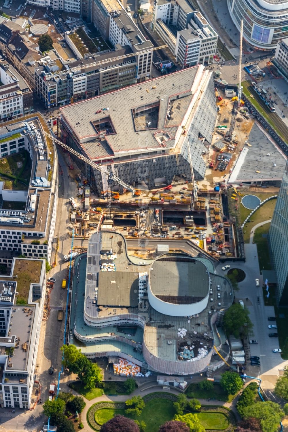 Aerial photograph Düsseldorf - New construction of the building complex of the shopping center Ingenhoven-Tal - Koebogen 2 on Gustaf-Gruendgens-Place in Duesseldorf in the state North Rhine-Westphalia, Germany