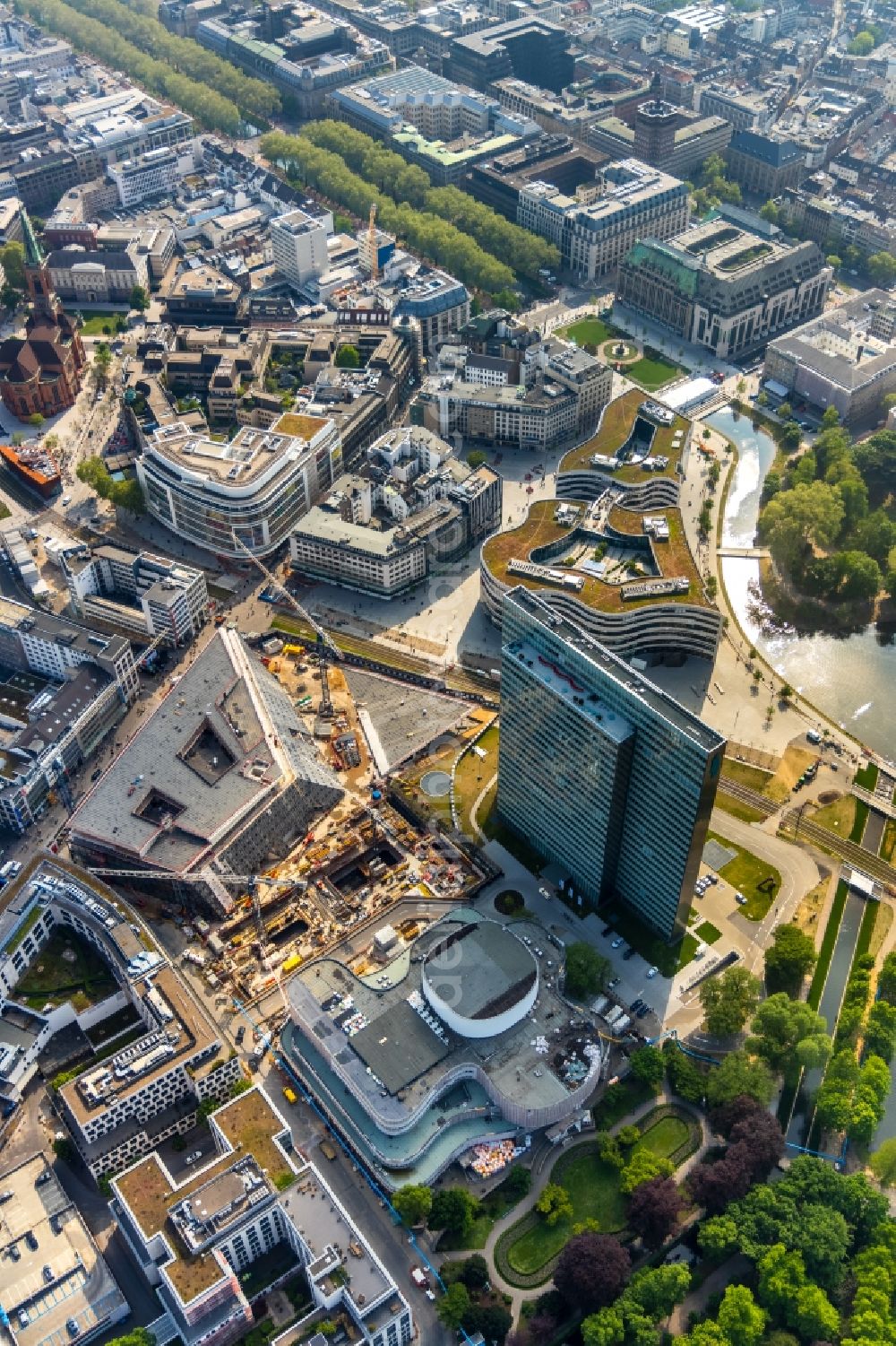 Düsseldorf from the bird's eye view: New construction of the building complex of the shopping center Ingenhoven-Tal - Koebogen 2 on Gustaf-Gruendgens-Place in Duesseldorf in the state North Rhine-Westphalia, Germany