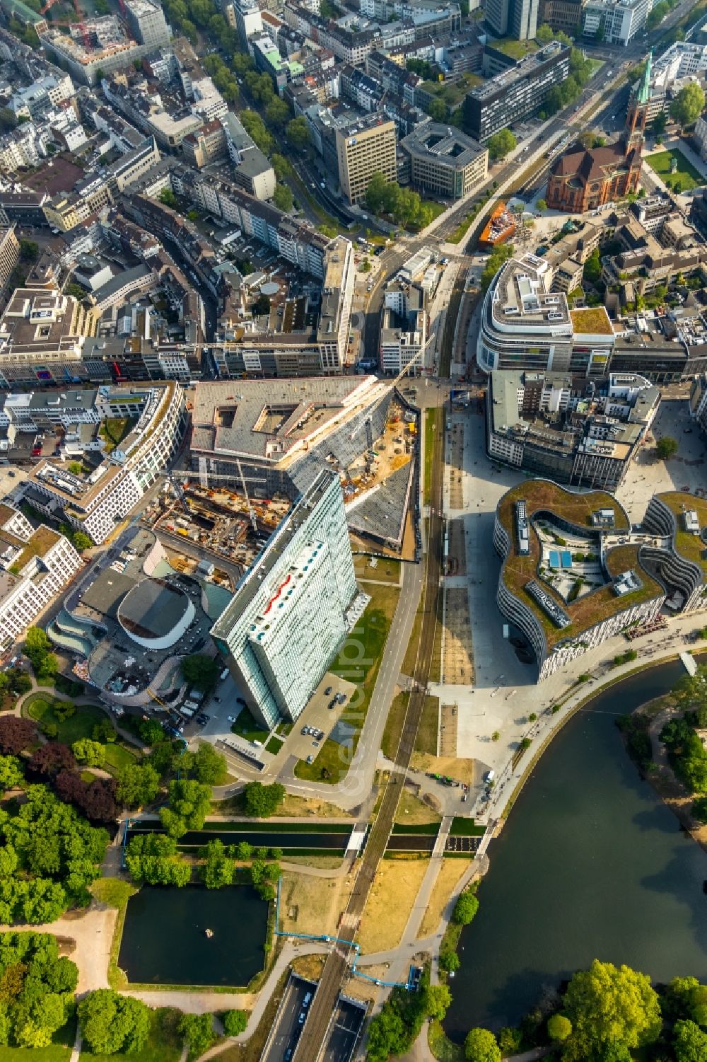 Düsseldorf from above - New construction of the building complex of the shopping center Ingenhoven-Tal - Koebogen 2 on Gustaf-Gruendgens-Place in Duesseldorf in the state North Rhine-Westphalia, Germany