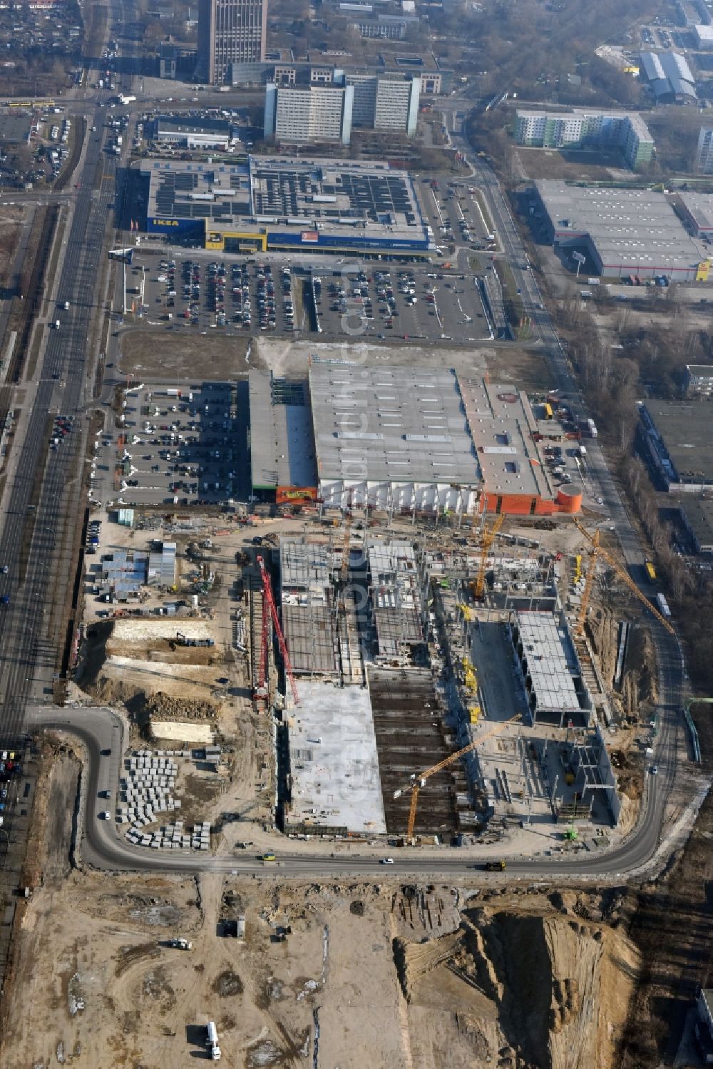 Berlin from the bird's eye view: New construction of the building complex of the shopping center of Hoeffner Moebelgesellschaft GmbH & Co.KG and the Krieger-Gruppe on Landsberger Allee in Berlin