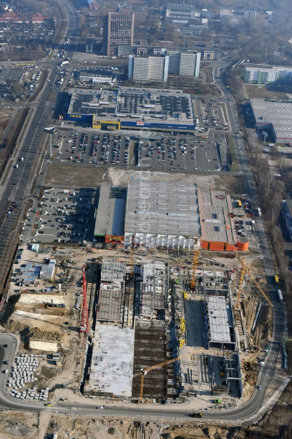 Aerial image Berlin - New construction of the building complex of the shopping center of Hoeffner Moebelgesellschaft GmbH & Co.KG and the Krieger-Gruppe on Landsberger Allee in Berlin