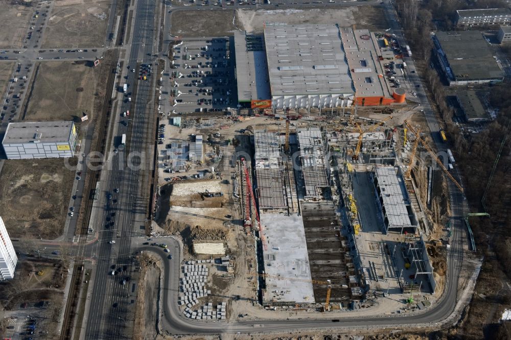 Berlin from above - New construction of the building complex of the shopping center of Hoeffner Moebelgesellschaft GmbH & Co.KG and the Krieger-Gruppe on Landsberger Allee in Berlin