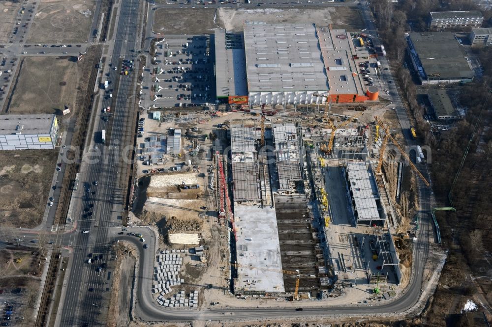 Berlin from the bird's eye view: New construction of the building complex of the shopping center of Hoeffner Moebelgesellschaft GmbH & Co.KG and the Krieger-Gruppe on Landsberger Allee in Berlin