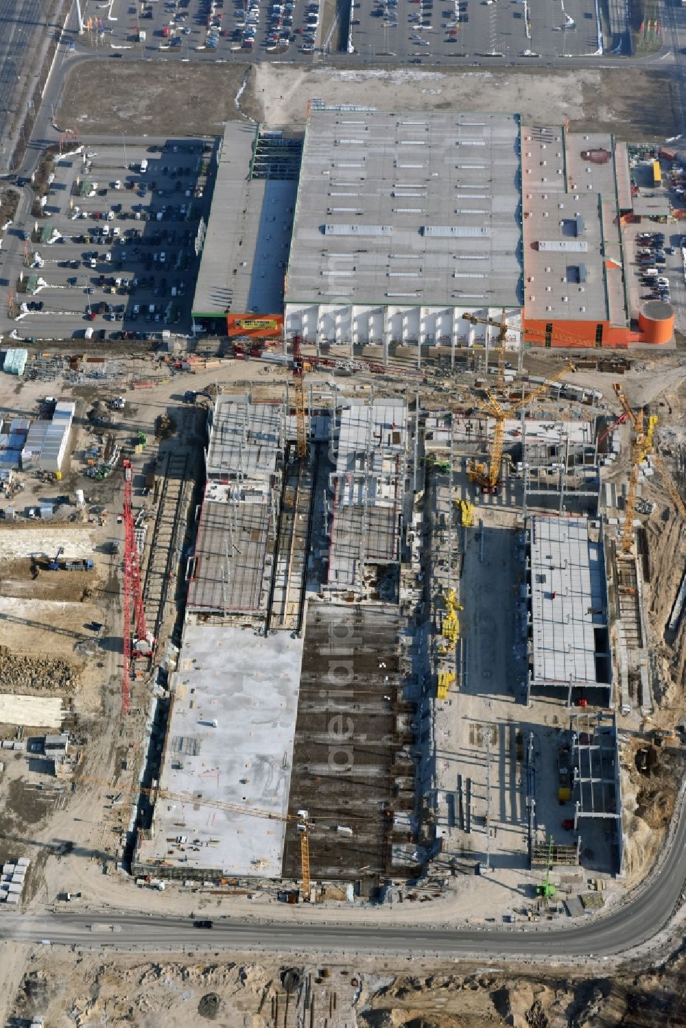 Aerial image Berlin - New construction of the building complex of the shopping center of Hoeffner Moebelgesellschaft GmbH & Co.KG and the Krieger-Gruppe on Landsberger Allee in Berlin